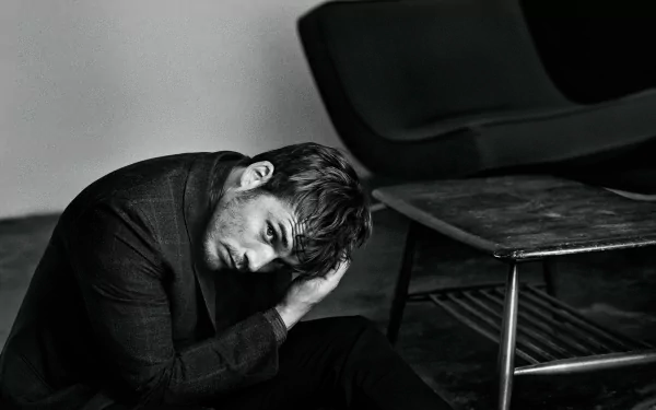 Black & White English actor Celebrity Sam Claflin HD Desktop Wallpaper | Background Image