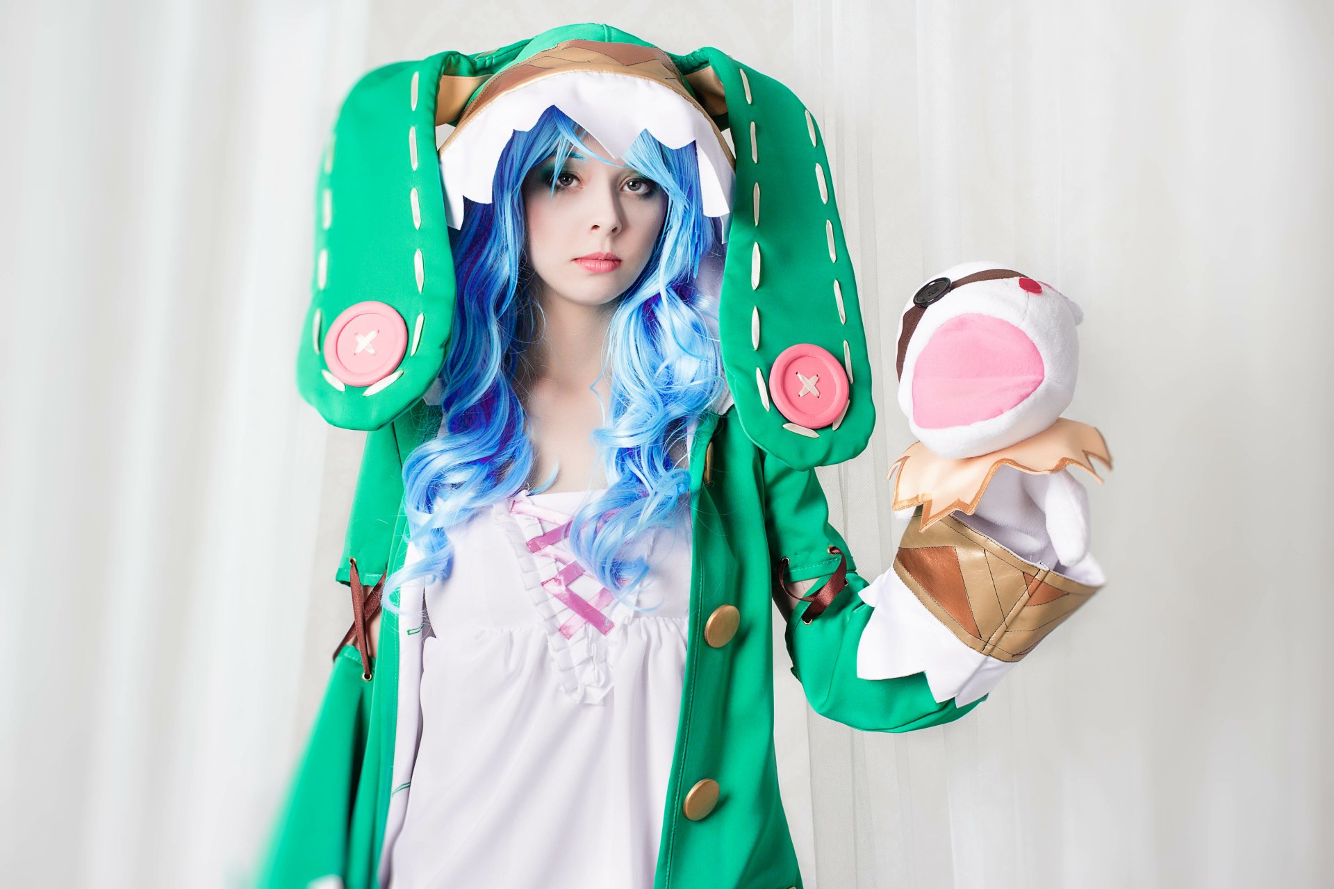 Cosplay of Yoshino from Date A Live, featuring a woman with blue hair and a green outfit holding a puppet, presented in 4K Ultra HD for PC desktop wallpaper.