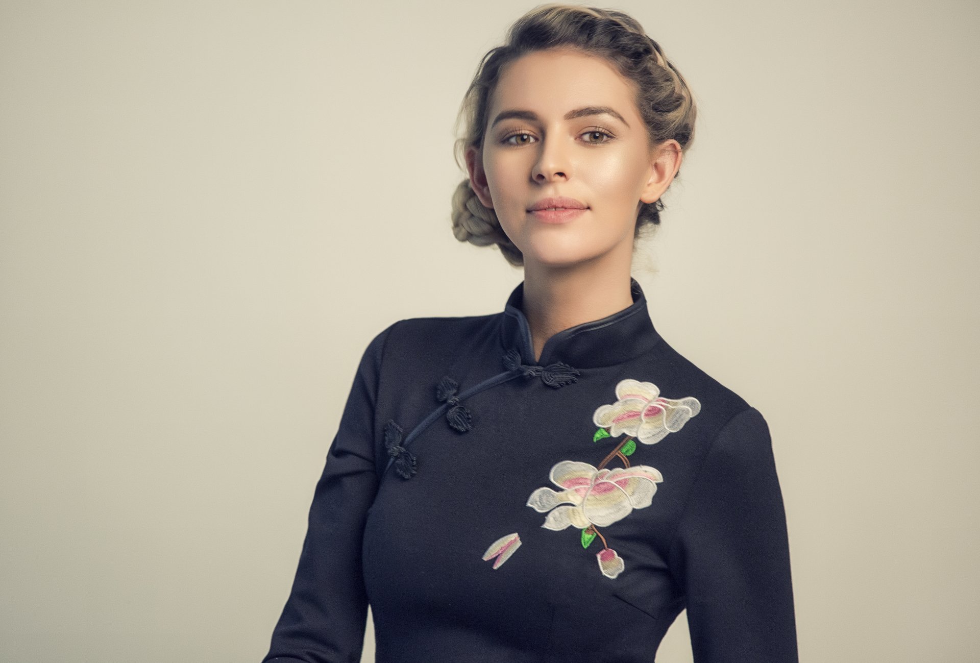 Download Traditional Costume Brown Eyes Brunette Woman Model 4k Ultra HD Wallpaper by Jeff Huang