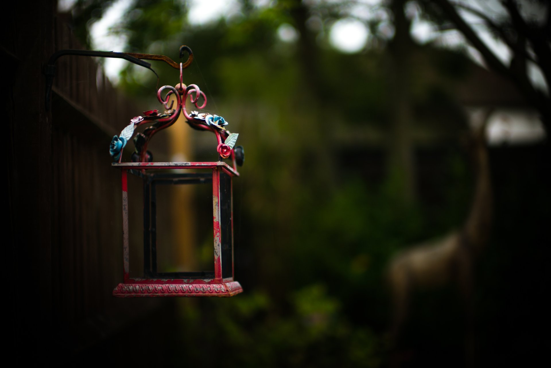 A blurred 4K Ultra HD PC desktop wallpaper featuring a close-up of a red, ornate man-made lantern hanging outdoors against a soft-focus green background.