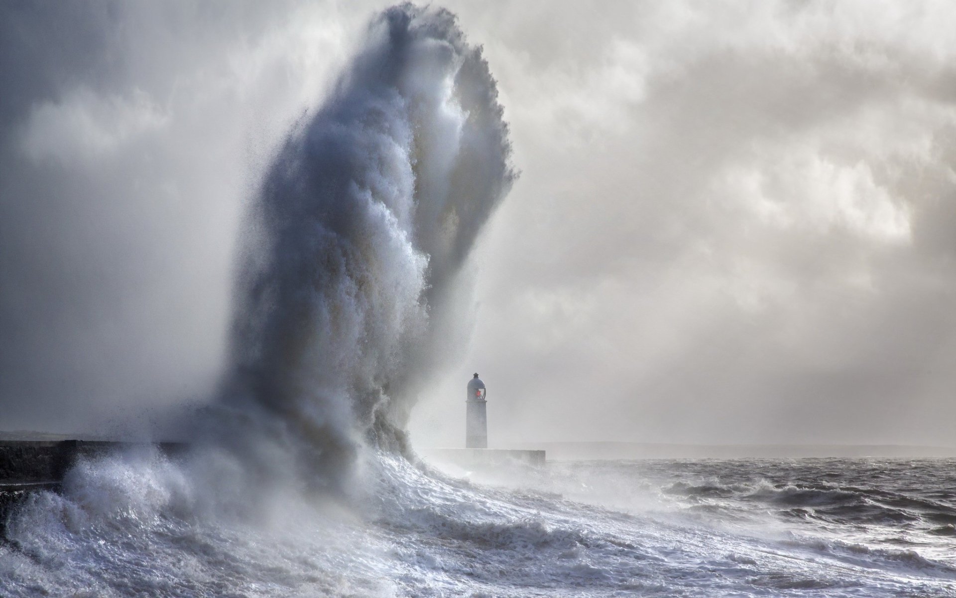 Stormy Ocean Waves: A Captivating HD Wallpaper