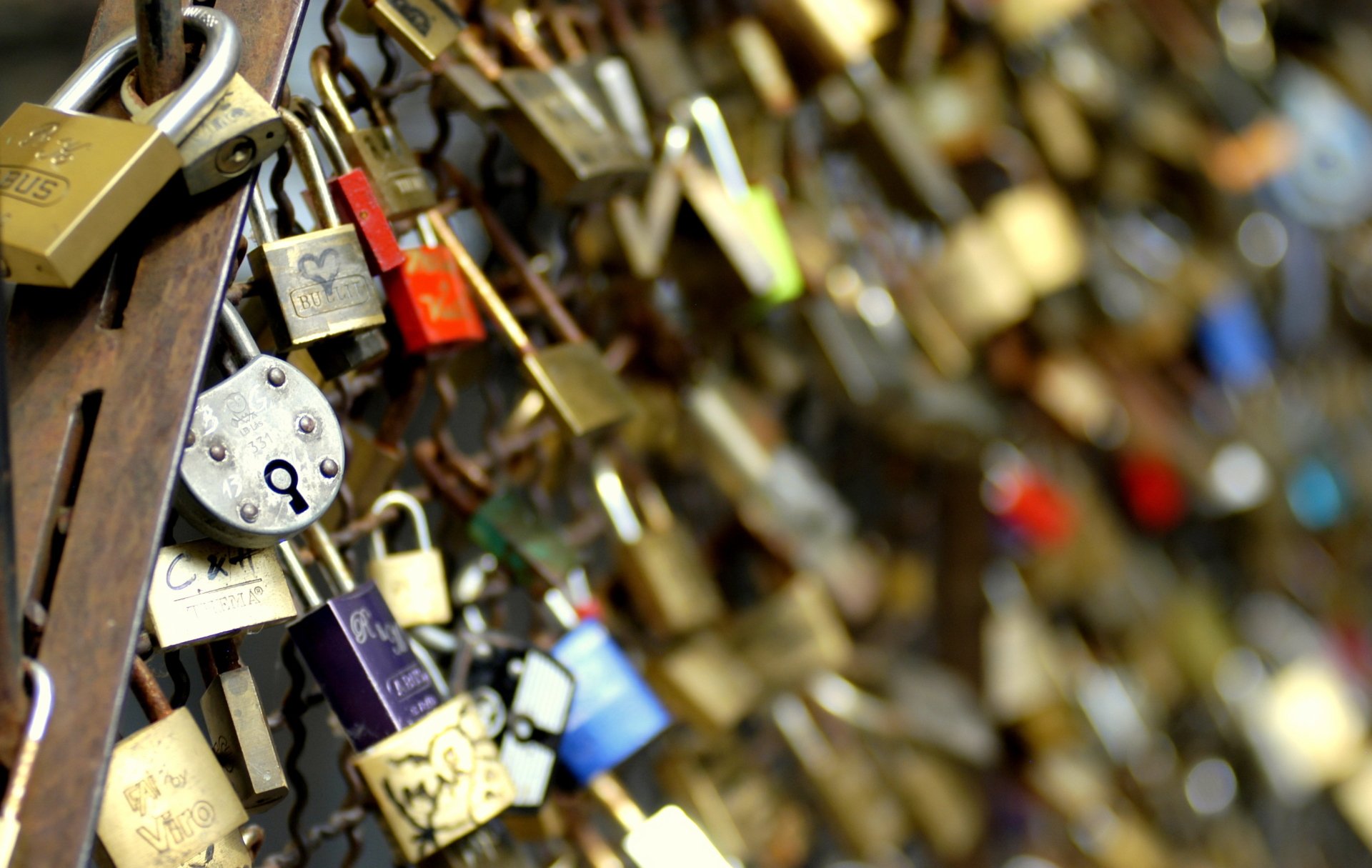Download Blur Man Made Lock HD Wallpaper