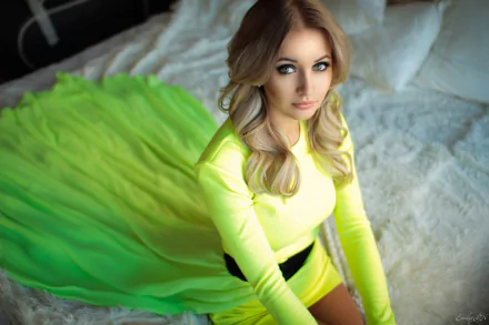 HD desktop wallpaper featuring a stylish blonde woman with striking green eyes, wearing a neon yellow outfit against a soft background.