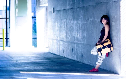 A woman in cosplay inspired by Mirror's Edge leans against a concrete wall. The image showcases a modern, minimalist urban background in vibrant HD.