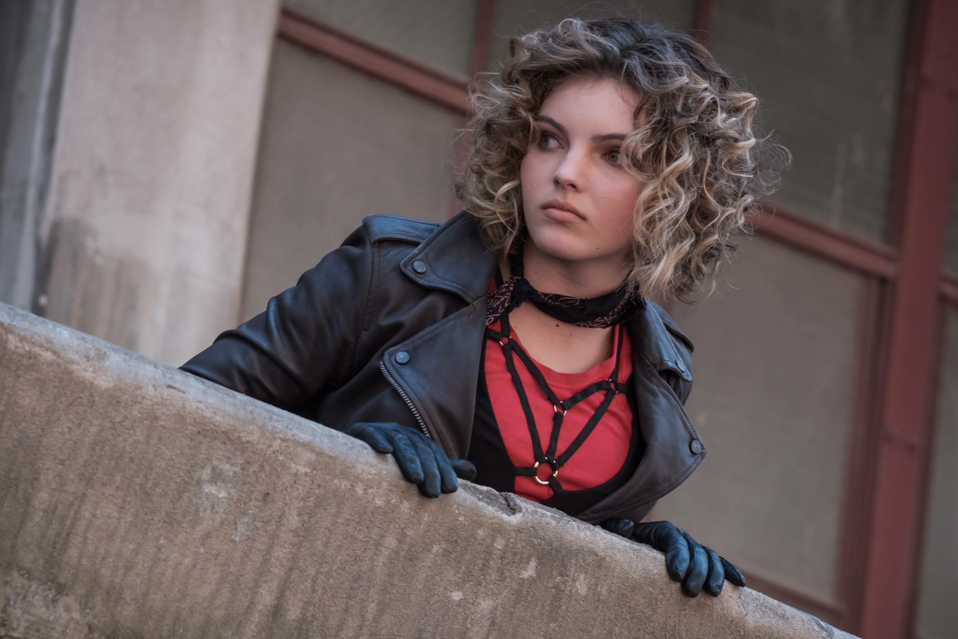 Camren Bicondova as Catwoman (Selina Kyle) from Gotham TV show, featured in a 4K Ultra HD desktop wallpaper with a gritty urban backdrop.