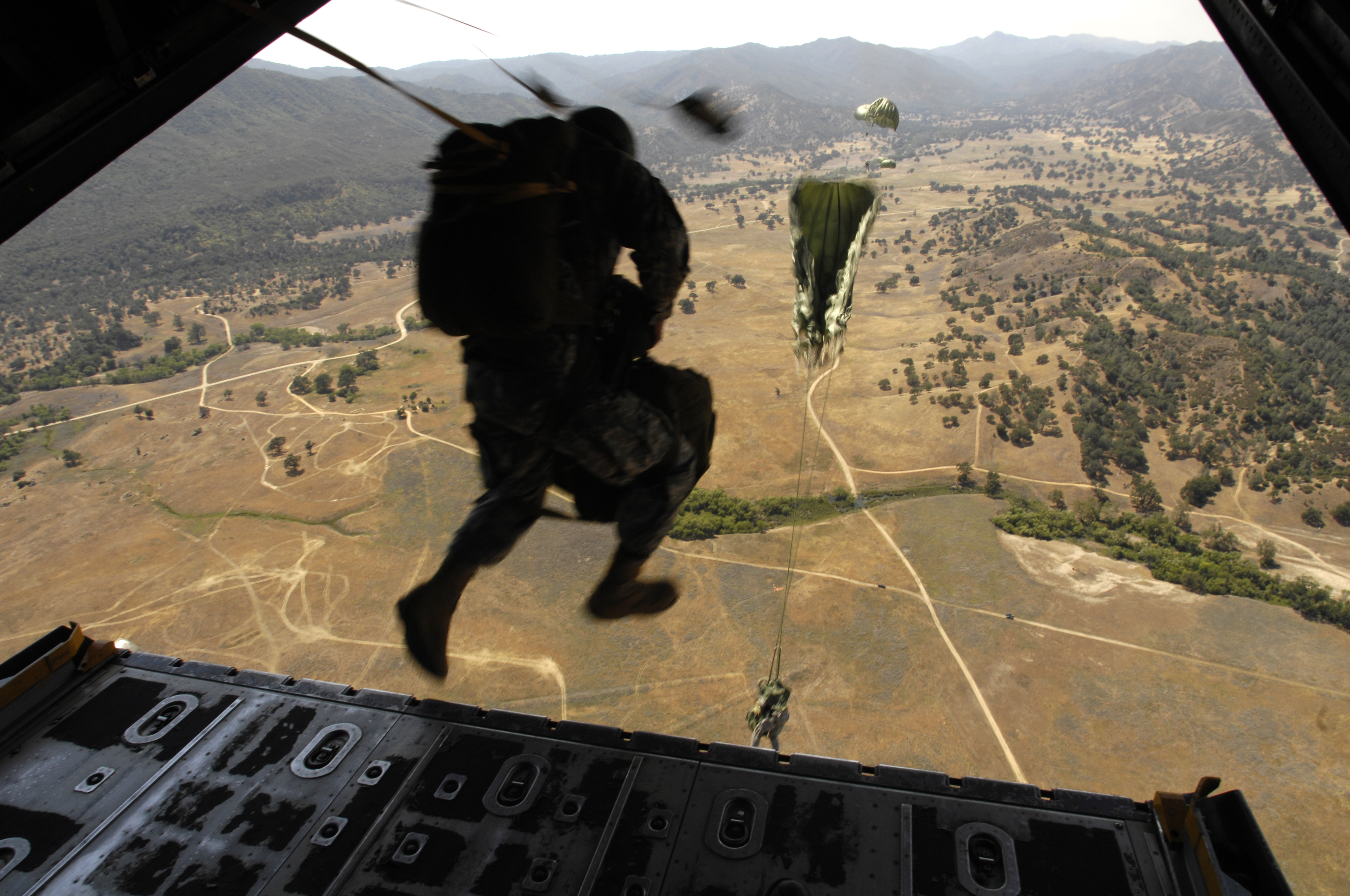 Military paratroopers parachuting in 4k ultra HD wallpaper