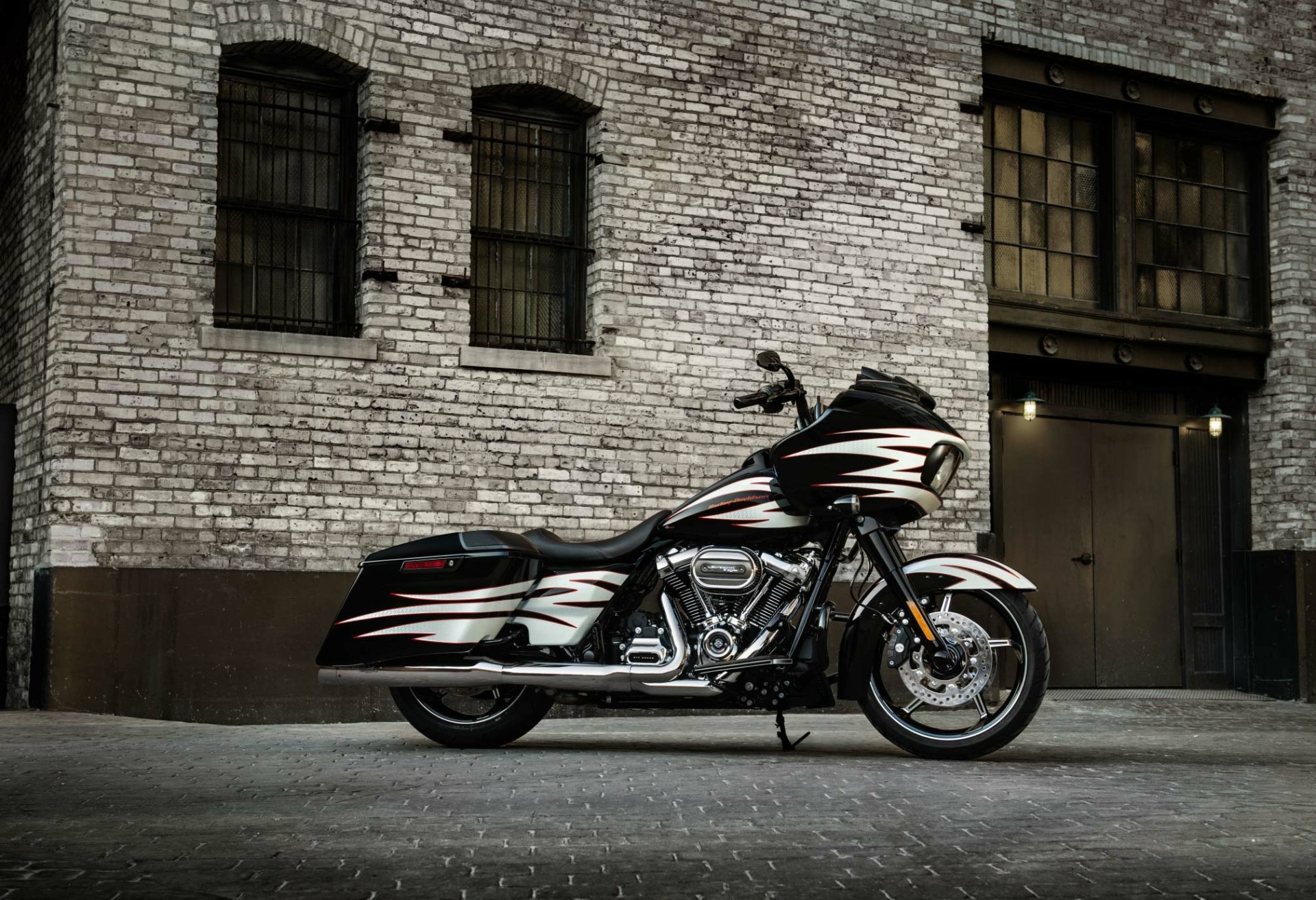 Download Vehicle Harley-Davidson Road Glide HD Wallpaper