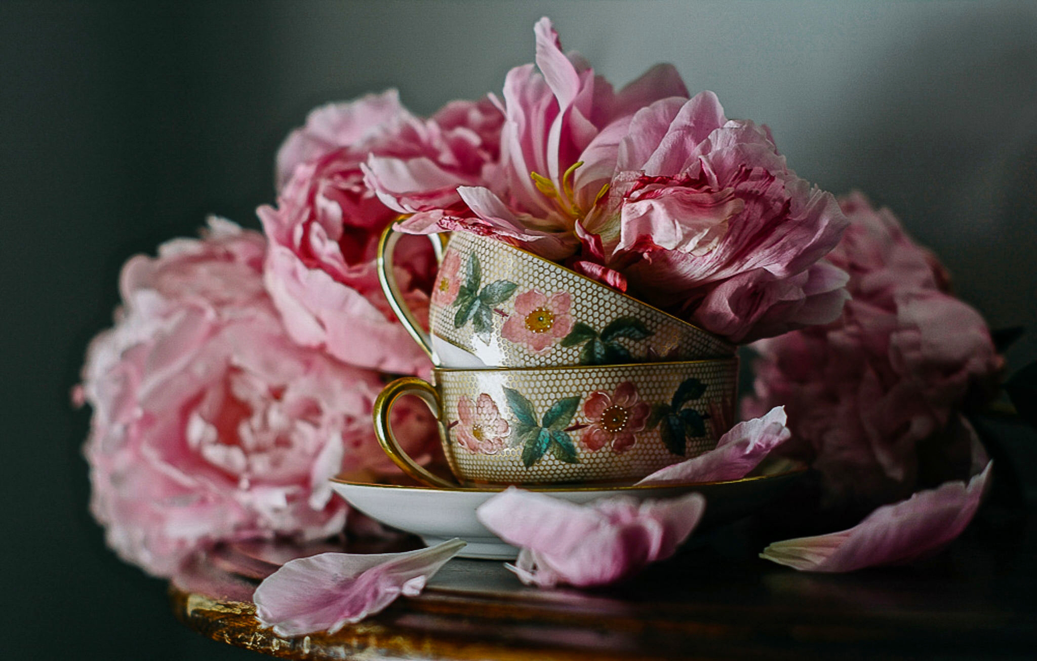 Cups flowers. Красивые цветы в чашке. Пионы и чай. Букет в чашке. Пионы чайные.