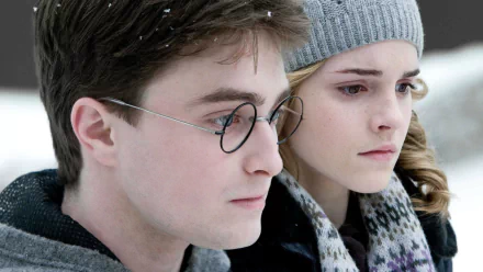 HD wallpaper featuring Harry Potter (Daniel Radcliffe) and Hermione Granger (Emma Watson) in a snowy scene from Harry Potter and the Half-Blood Prince.