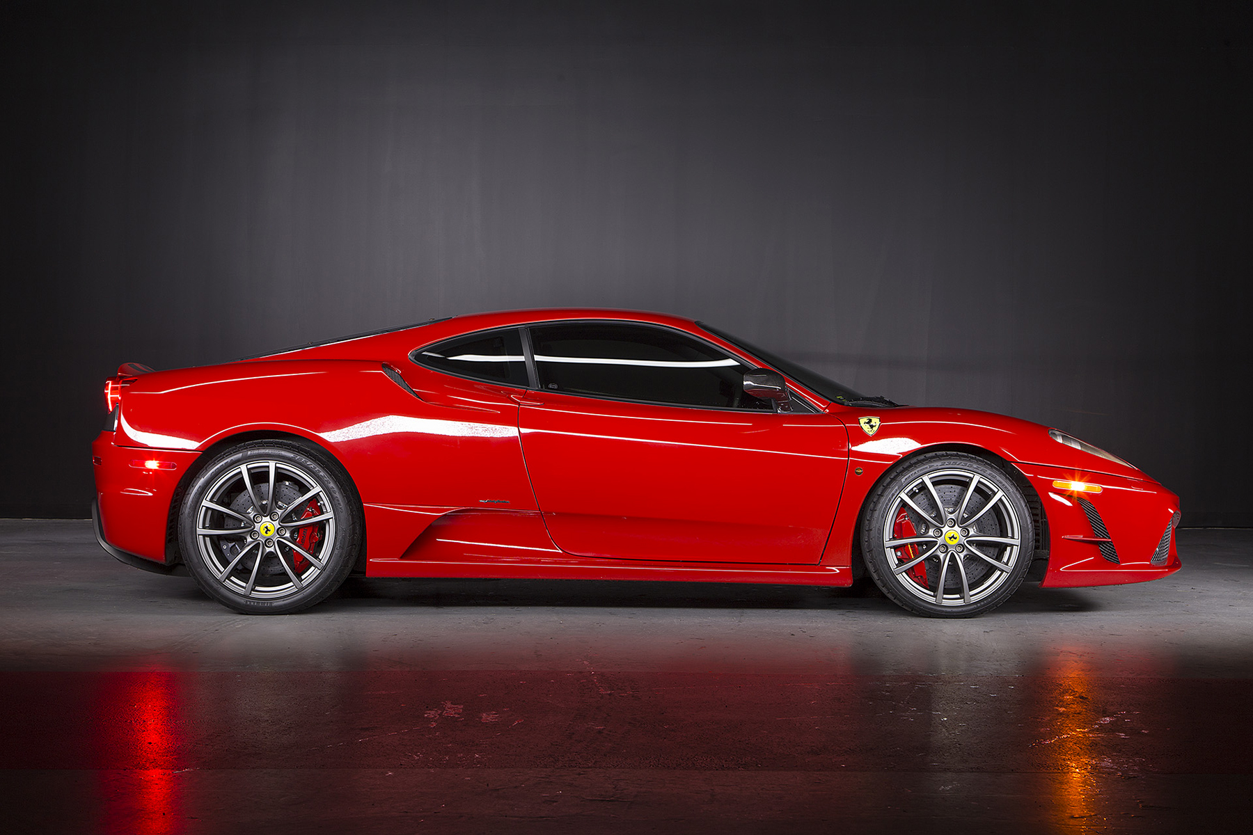 Đam mê tốc độ và sự sang trọng của chiếc Ferrari 430 Scuderia sẽ khiến bạn liên tưởng đến những cuộc đua đầy cảm xúc trên đường đua. Hãy cùng chiêm ngưỡng hình nền đẹp với chiếc siêu xe này để đắm chìm trong không gian tuyệt vời của niềm đam mê! 