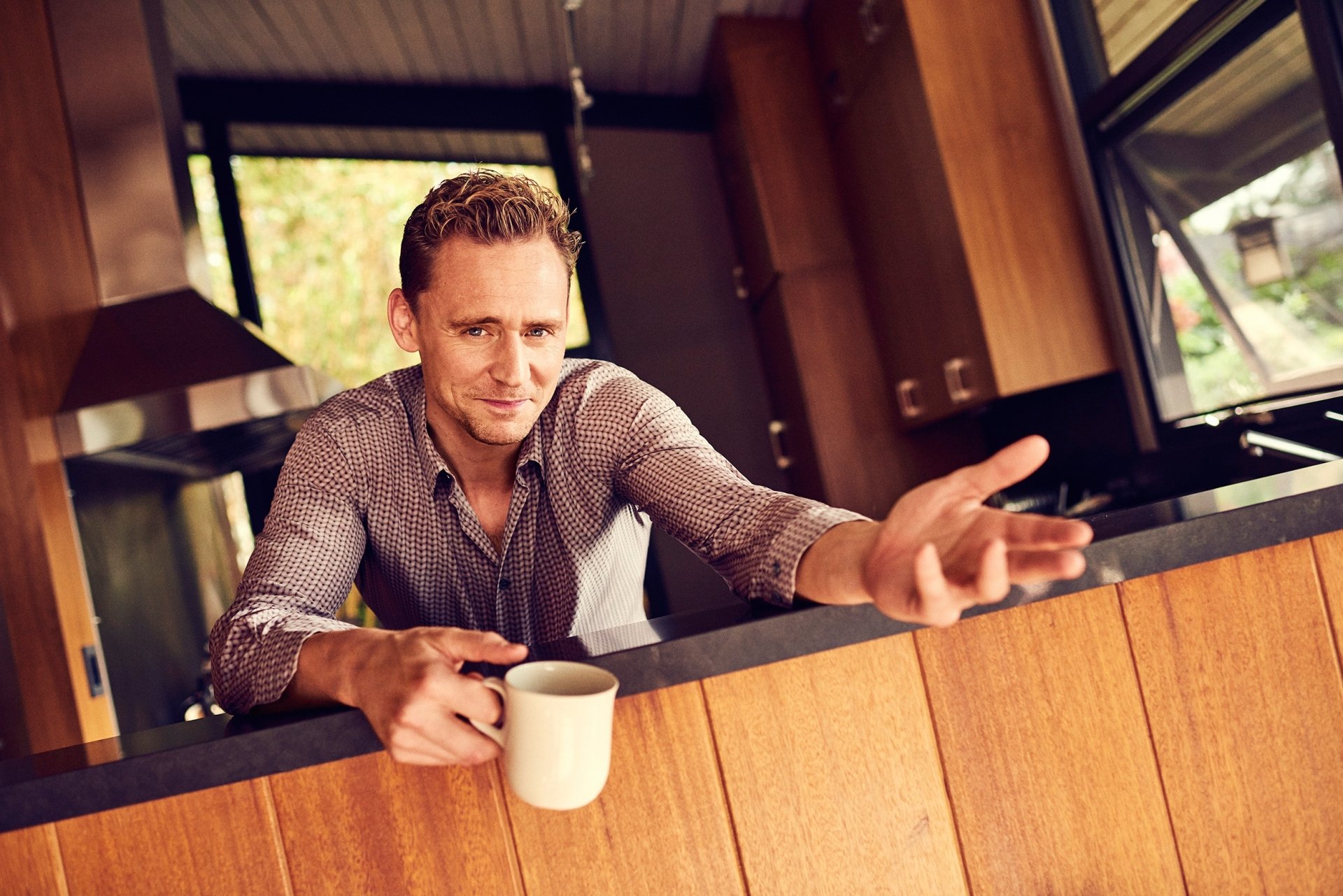 Tom Hiddleston HD Wallpaper | Background Image | 2453x1637