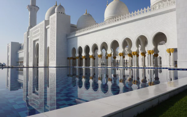 A stunning HD wallpaper of a marble mosque in Abu Dhabi, United Arab Emirates, showcasing domes and arches beautifully reflecting in a serene pool.