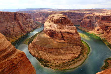 A breathtaking HD landscape of Horseshoe Bend in Arizona, showcasing the winding river embraced by towering canyon walls.