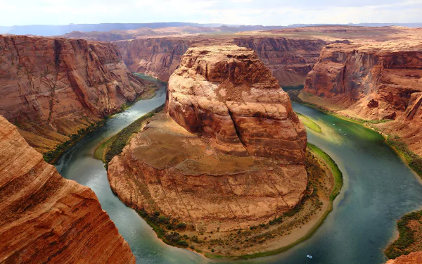 A breathtaking HD landscape of Horseshoe Bend in Arizona, showcasing the winding river embraced by towering canyon walls.