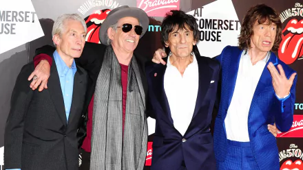 HD desktop wallpaper featuring The Rolling Stones band members posing together at a music event.