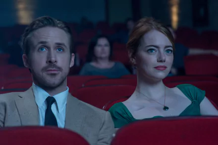HD desktop wallpaper from the movie La La Land, featuring Emma Stone and Ryan Gosling seated in a theater.