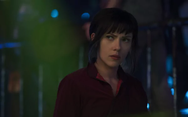 HD desktop wallpaper featuring Scarlett Johansson in the movie Ghost in the Shell (2017), depicting her character with a focused expression against a dimly lit, futuristic background.