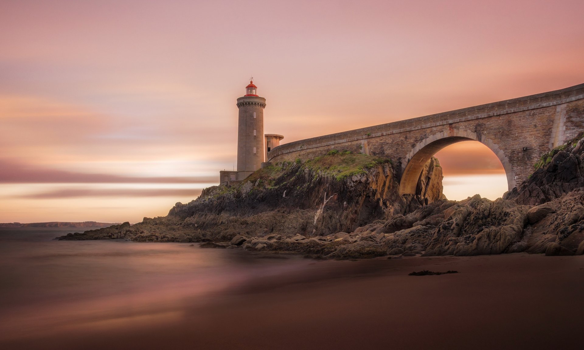4K Ultra HD Lighthouse Bridge: Majestic Man-Made Coastal Beacon at ...