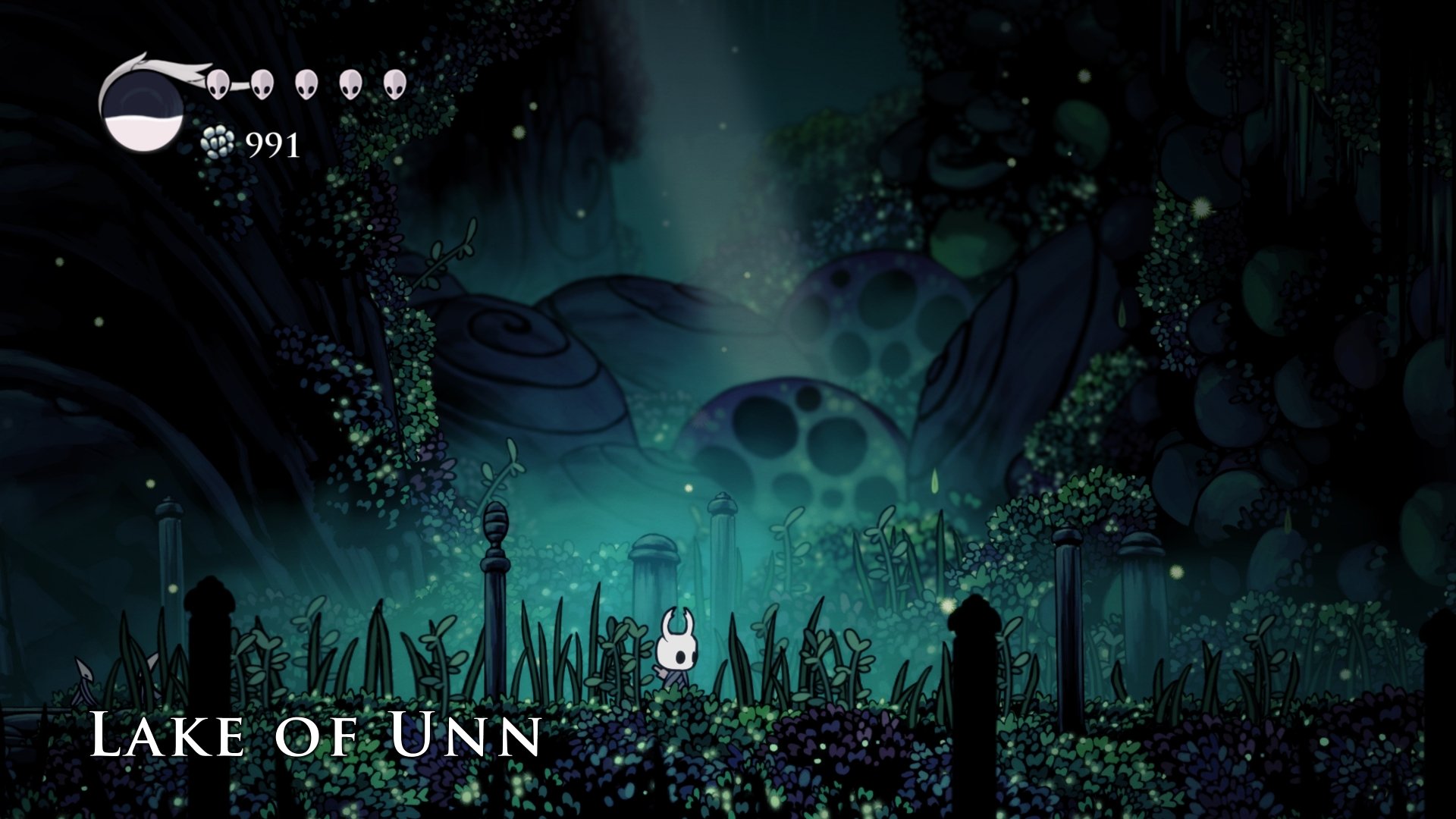 4K Ultra HD PC desktop wallpaper of the Hollow Knight video game: the Knight stands in a bioluminescent, moonlit Lake of Unn cavern with glowing flora and silhouetted foreground pillars.