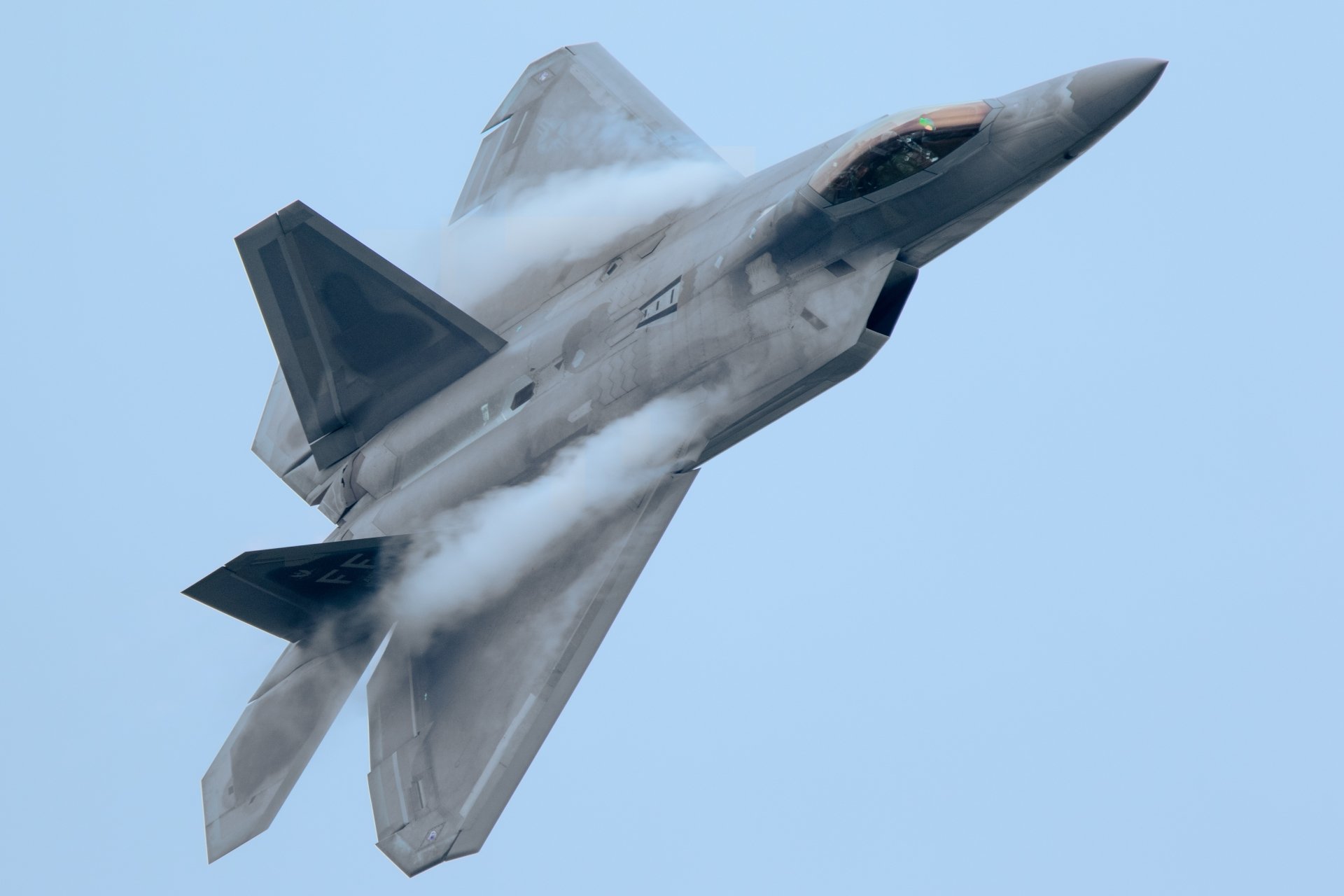 Lockheed Martin F-22 Raptor jet fighter warplane cutting through the sky, captured in high detail for a 4K Ultra HD military aircraft desktop wallpaper.