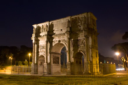 Night view of the Arch of Constantine ruin in Rome, Italy — illuminated man-made monument of columns and arches, 4K Ultra HD PC desktop wallpaper.