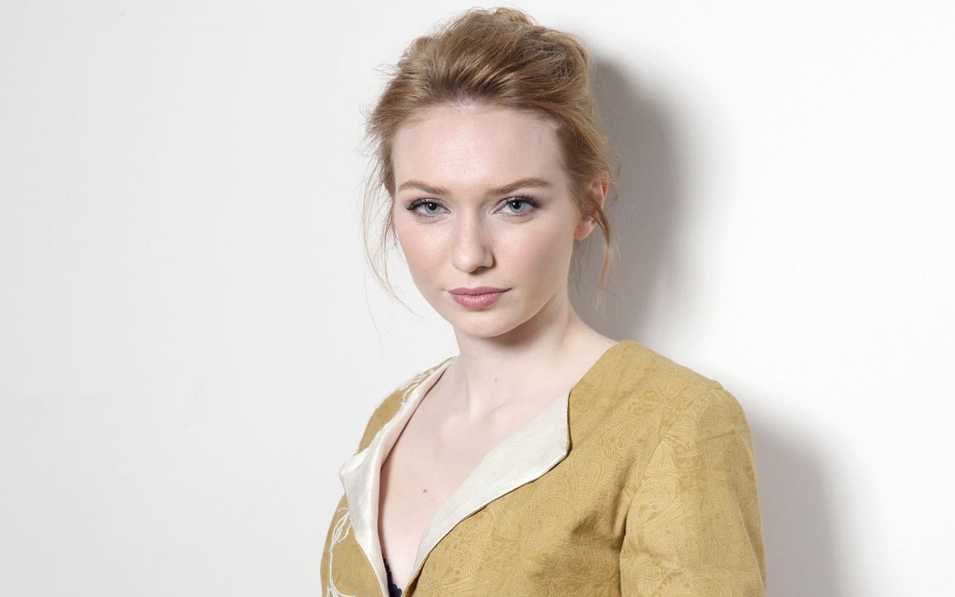 Download British Blue Eyes Actress Celebrity Eleanor Tomlinson HD Wallpaper