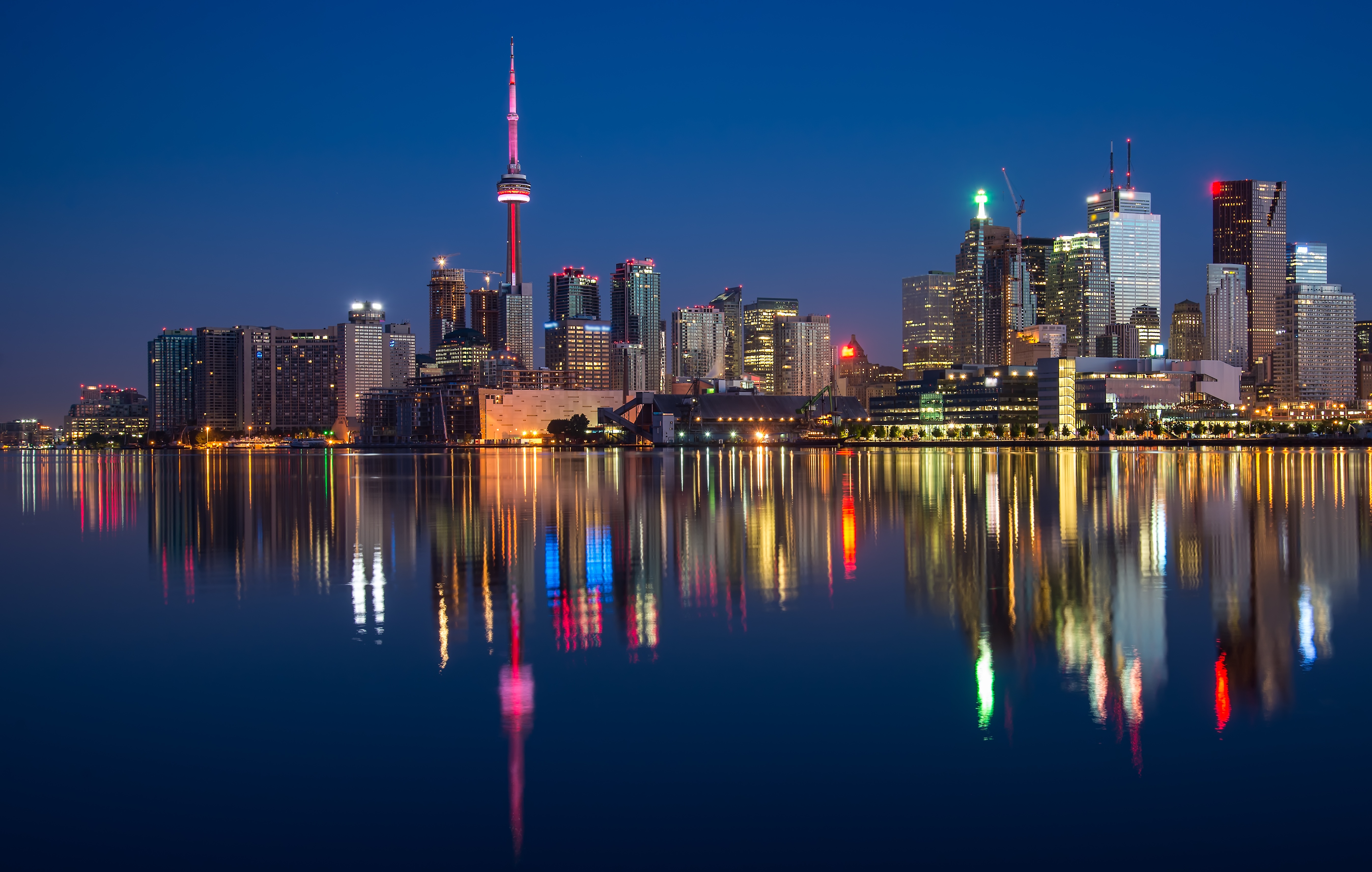 Stunning Toronto Reflection: 4K Ultra HD Skyline Wallpaper