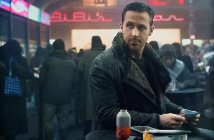 Blade Runner 2049 movie 2K Quad HD PC wallpaper: brooding officer in a heavy coat at a neon-lit crowded diner, holding a tray and a bottle, cinematic moody portrait.