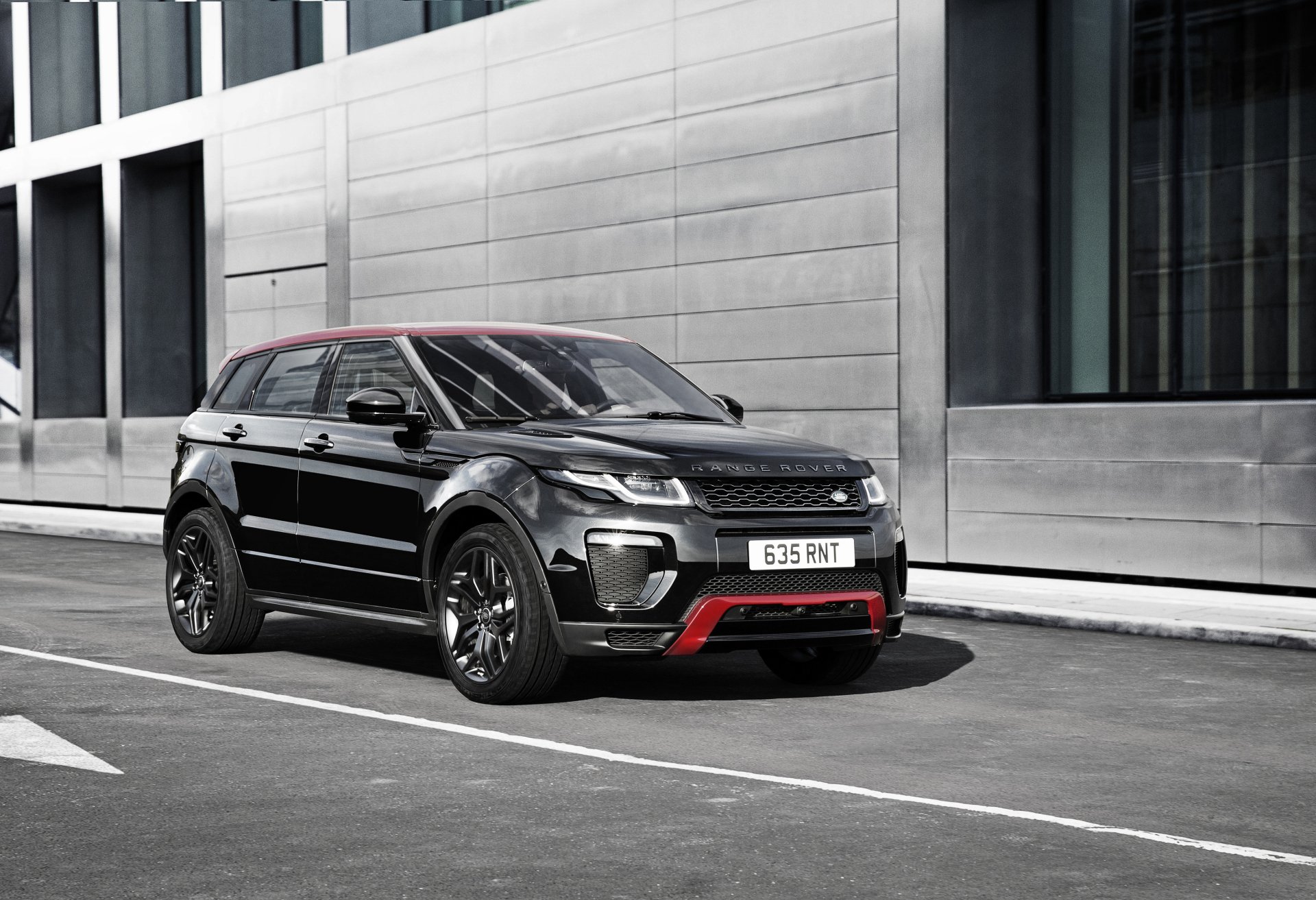 Black Land Rover Range Rover Evoque SUV parked on an urban street with red trim — 4K Ultra HD PC desktop wallpaper/background.