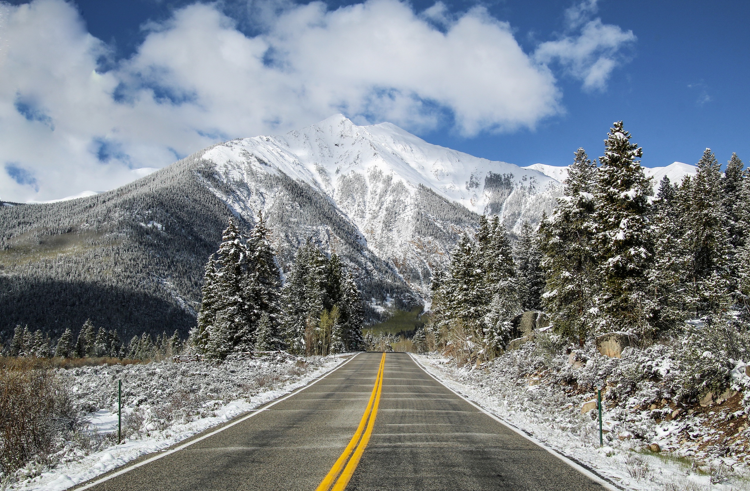 Дорога без снега. Серпантин Архыз дорога. Дорога в гору. Зима дорога. Снег на дороге.