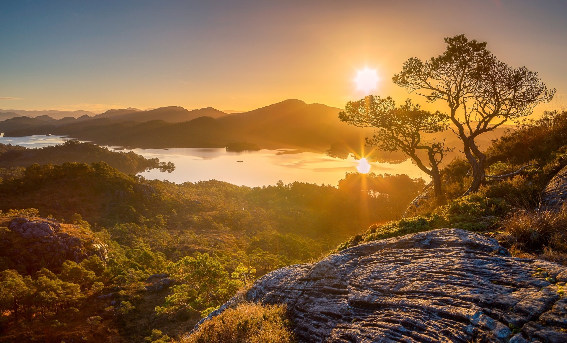 Serene Sunset Over Lake: A Stunning HD Wallpaper