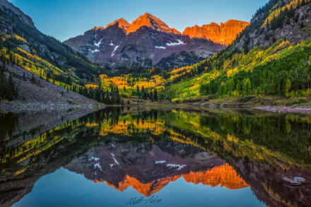 HD desktop wallpaper of Maroon Bells in the Elk Mountains of Colorado, showcasing a stunning reflection of peaks and vibrant nature in a tranquil lake.