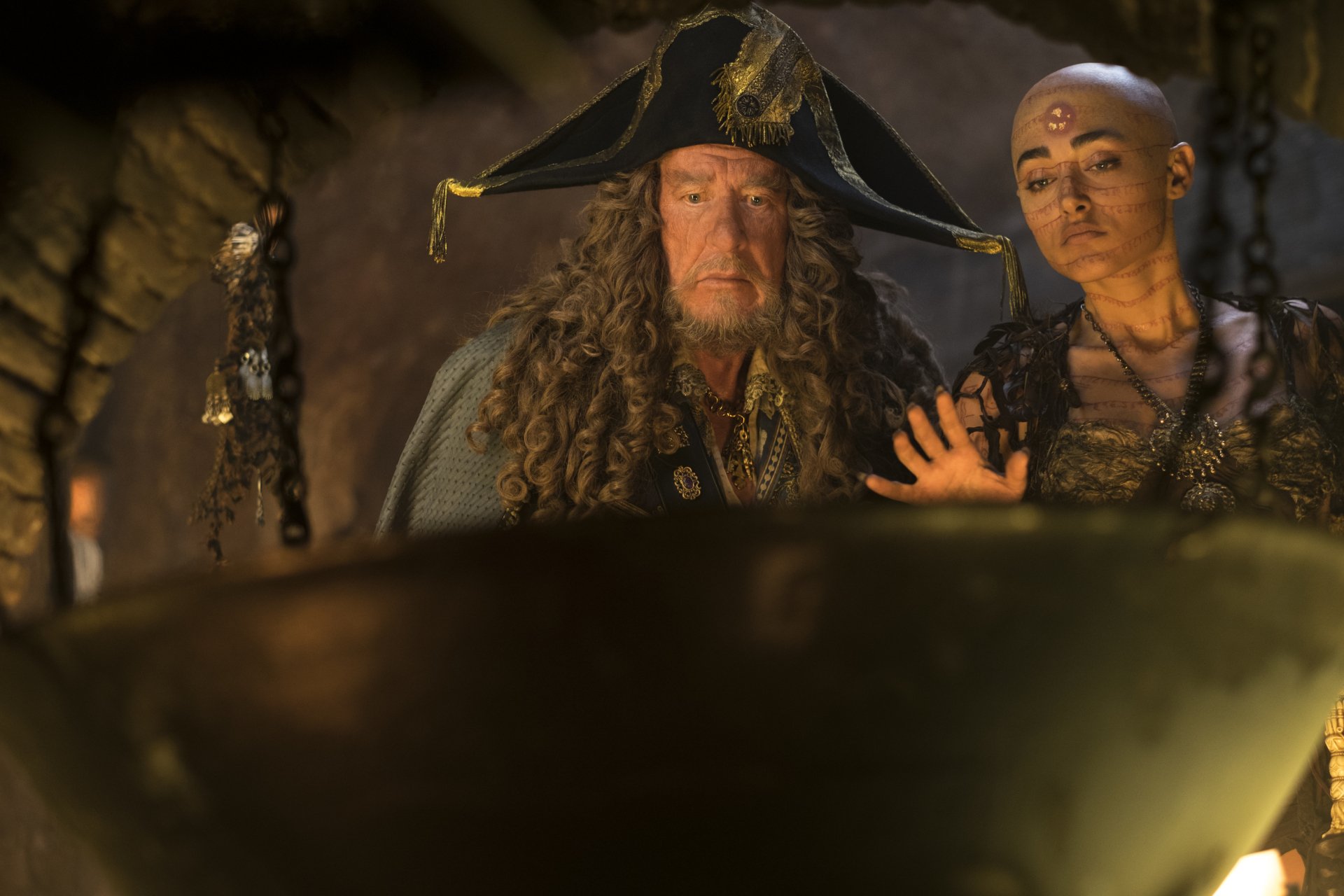 Hector Barbossa from Pirates of the Caribbean: Dead Men Tell No Tales — 4K Ultra HD PC desktop wallpaper showing the pirate captain and a hooded seer peering into a glowing cauldron.