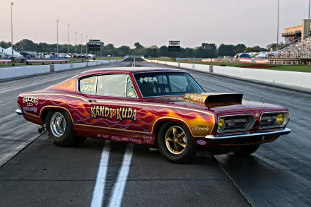 5K Ultra HD PC wallpaper: flame-painted Mopar Plymouth Barracuda hot rod on a dragstrip, muscle car drag racing vehicle with raised scoop and gold wheels.