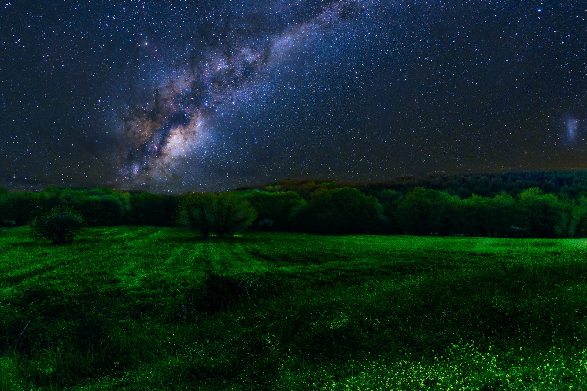 Milky Way over Green Field HD Wallpaper | Background Image | 2048x1365