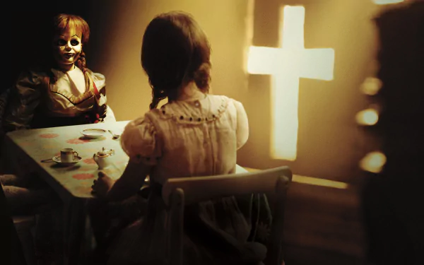 4K Ultra HD PC desktop wallpaper featuring a scene from the movie Annabelle: Creation, showing a creepy doll and a girl at a table with a glowing cross in the background.