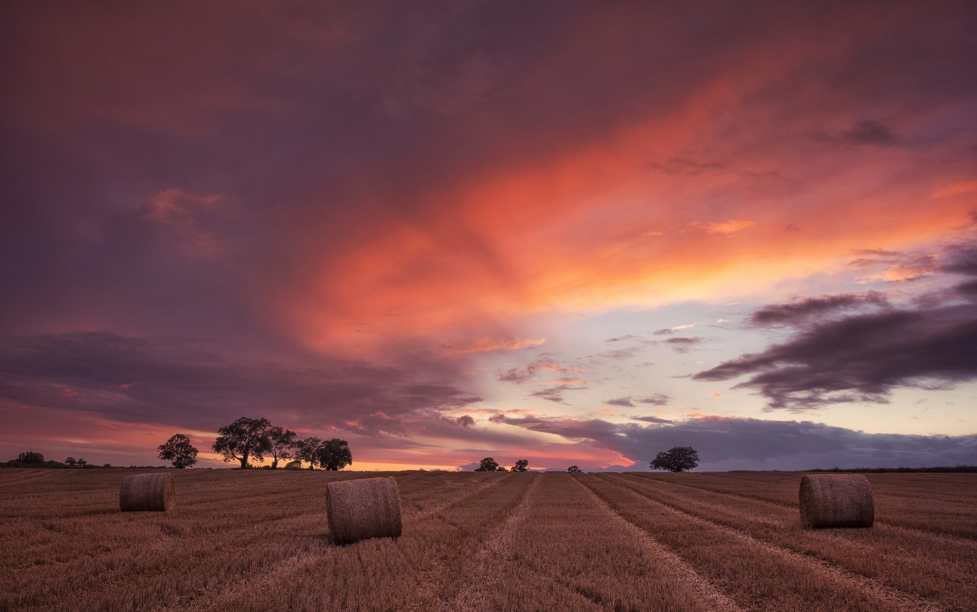 Crimson Summer Sky Over Haystacks | 2048x1284 | Wallpaper Abyss