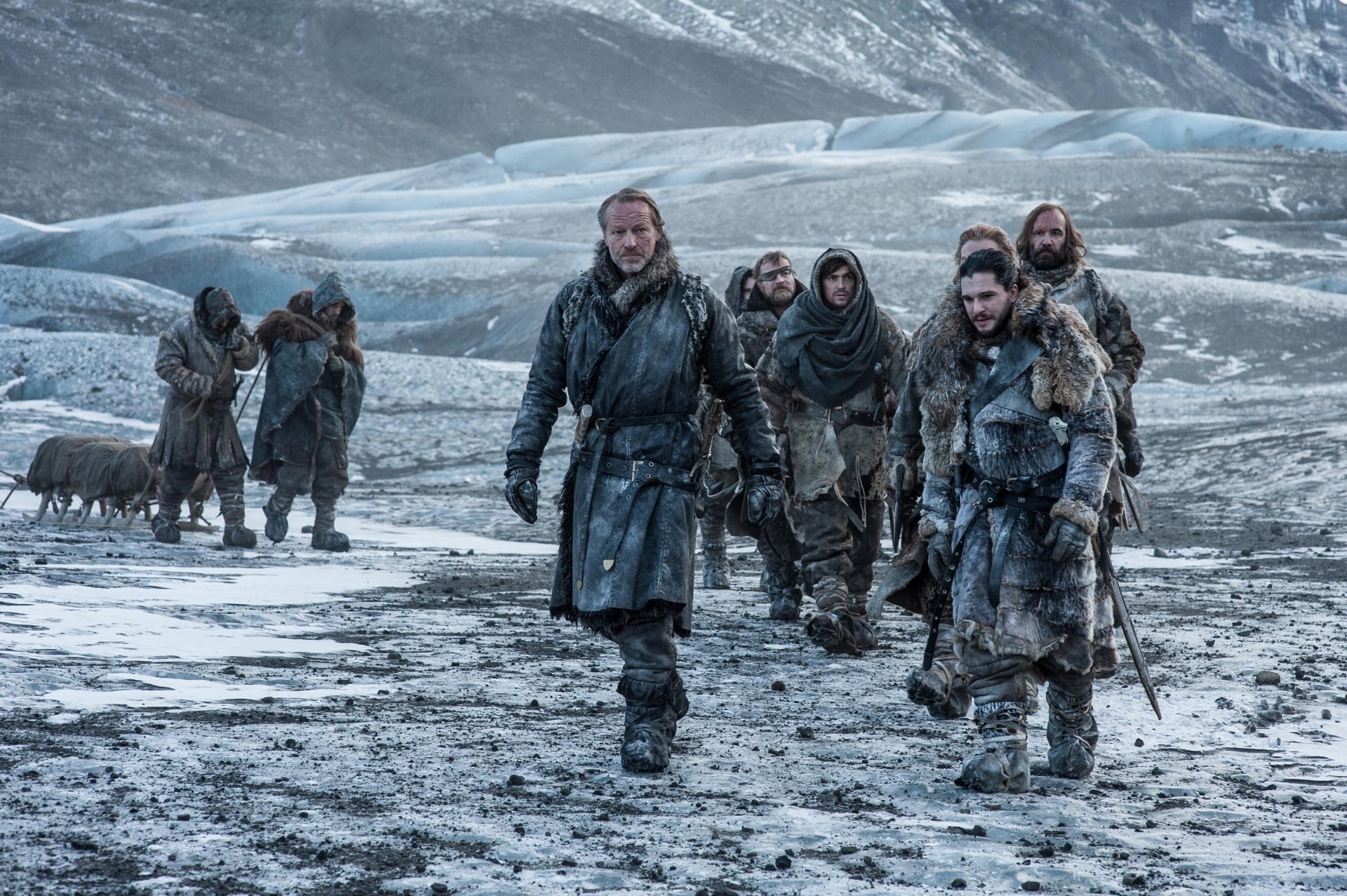 Snowbound Game of Thrones 4K desktop wallpaper: Jon Snow leads Sandor Clegane, Jorah Mormont and Beric Dondarrion across a windswept, icy landscape.