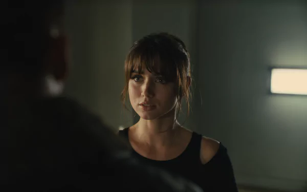 HD desktop wallpaper featuring Ana de Armas as Joi from the movie Blade Runner 2049. She is looking intently at a character in a dimly lit room.