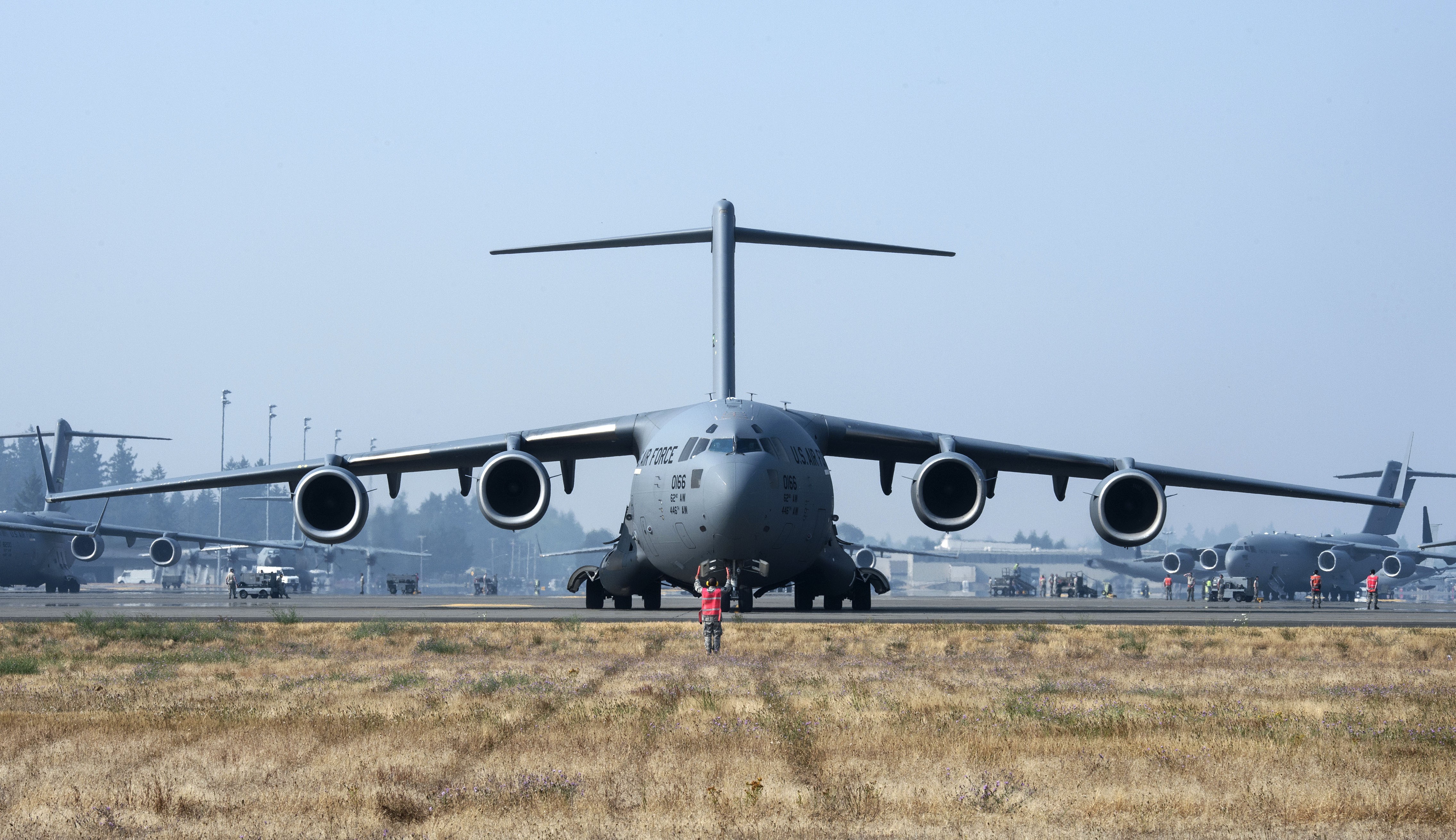 Самолет 17 апреля. Boeing c-17 Globemaster III. Самолет Boeing c-17а Globemaster III. C-17 Globemaster III ВВС США. Боинг c-17 «Глоубмастер» III.