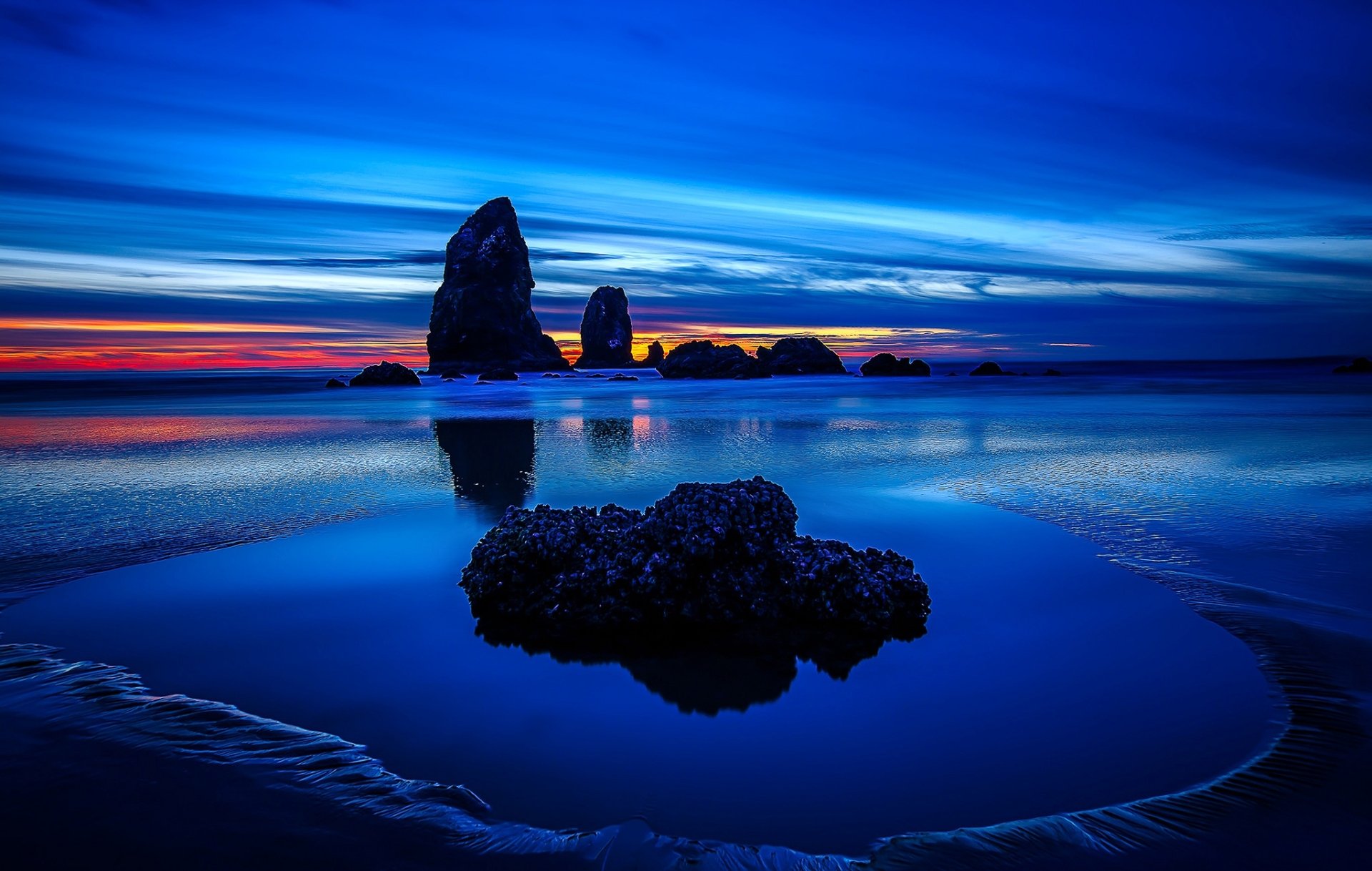 HD desktop wallpaper featuring a serene ocean horizon at sunset, with deep blue skies and reflections in the water, showcasing nature's beauty.