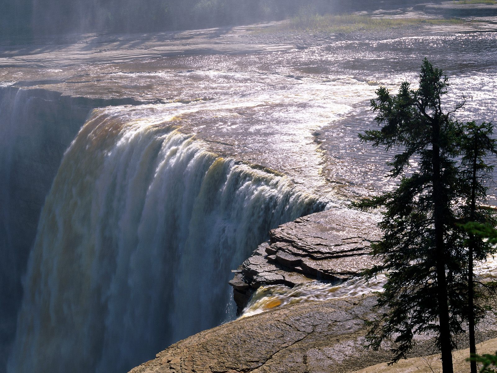 Stunning waterfall in high-definition desktop wallpaper