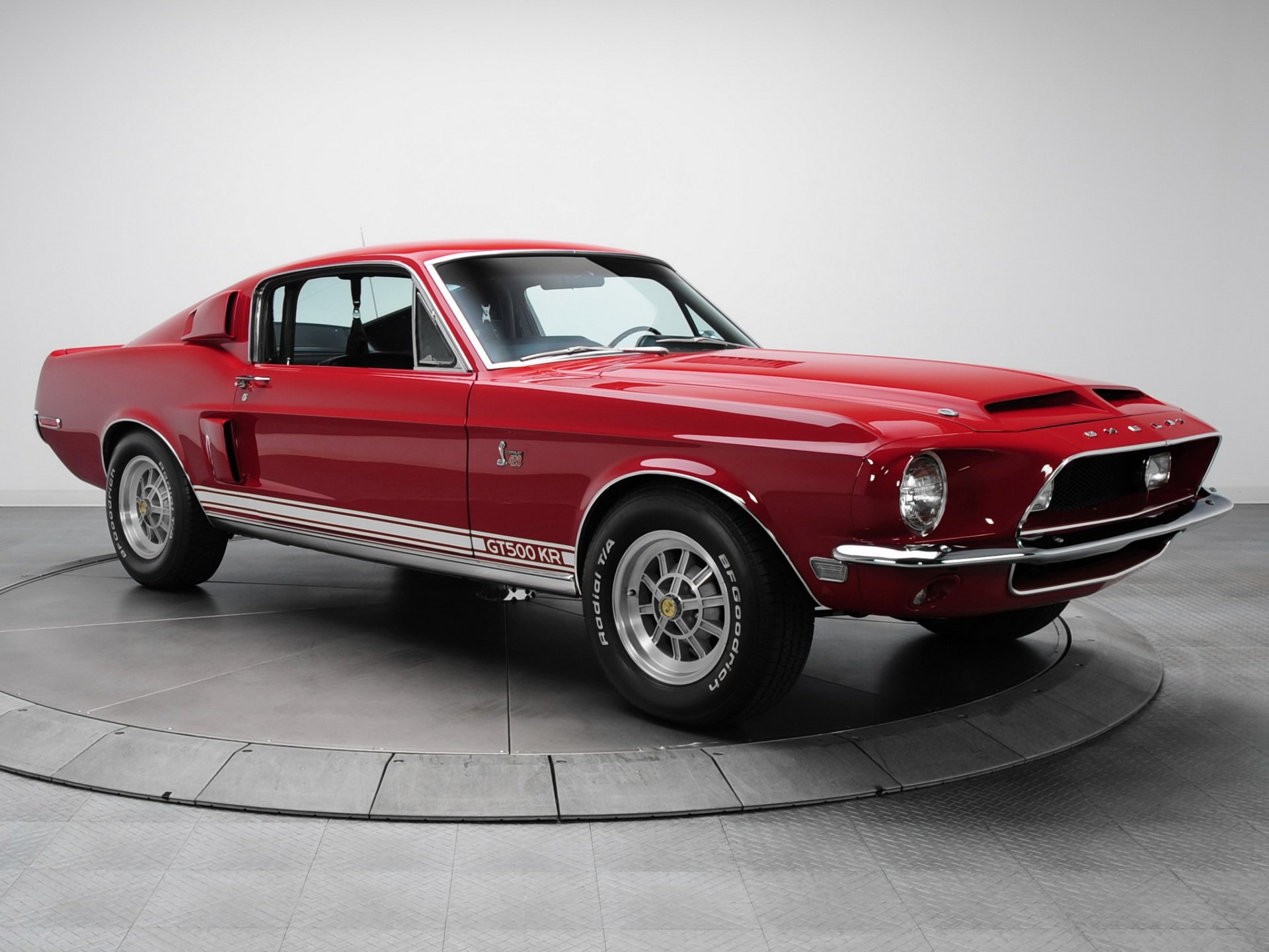HD PC desktop wallpaper featuring a red Shelby Cobra GT500 King Of The Road fastback muscle car against a neutral background.