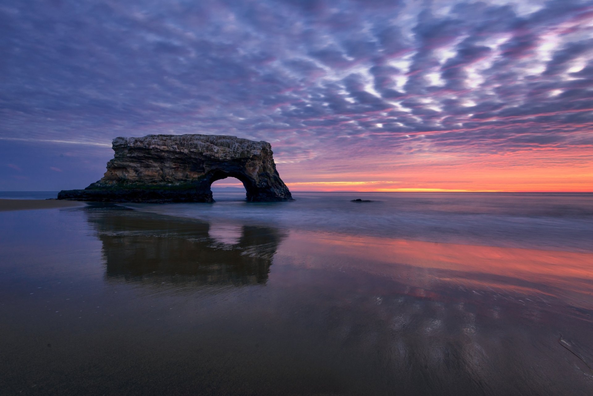 Serene Horizon: HD Wallpaper of Ocean Arch at Sunset