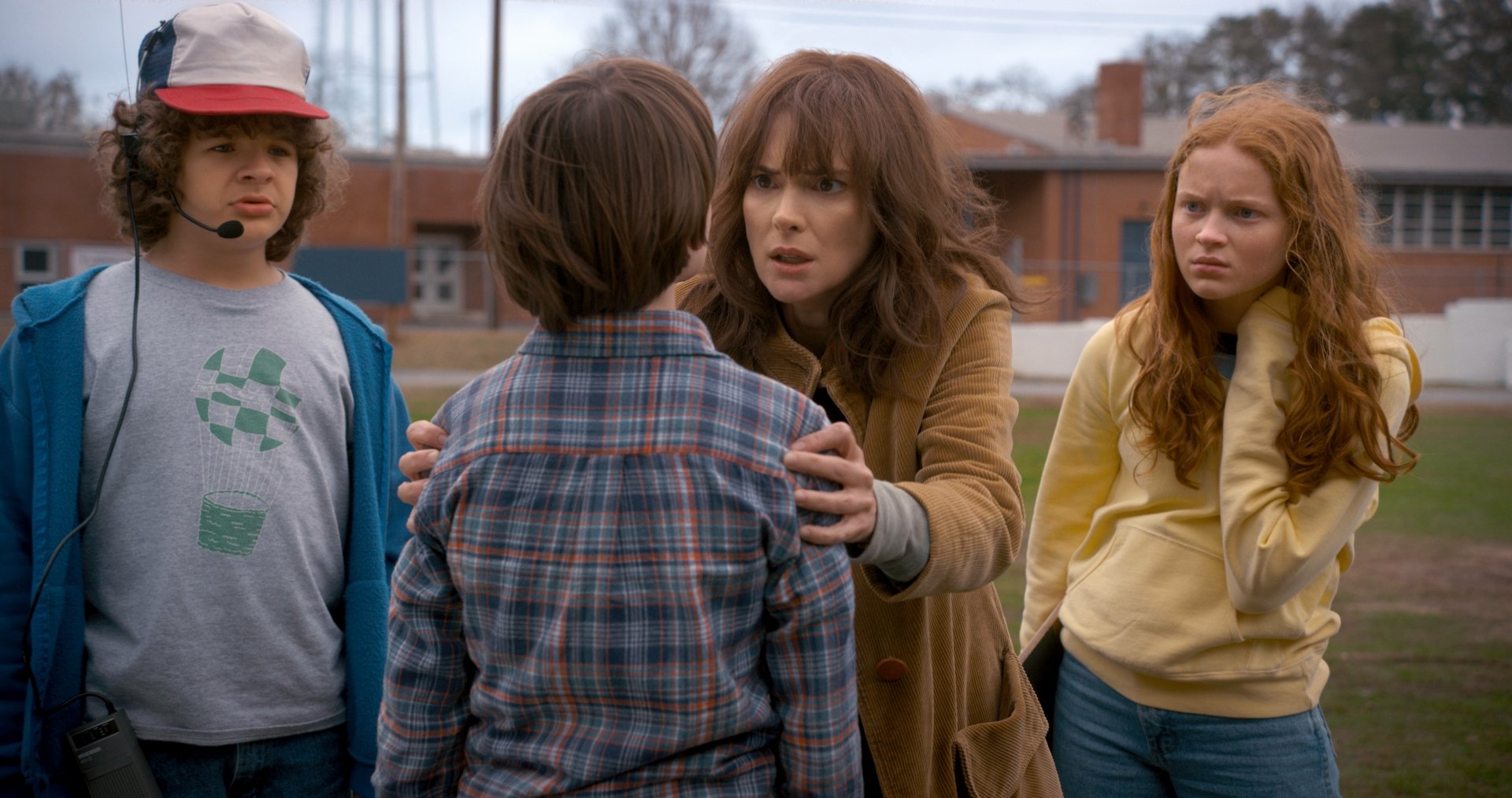 Download Stranger Things - Season 2 Noah Schnapp Max Mayfield Will Byers Dustin Henderson Sadie Sink Joyce Byers Winona Ryder TV Show Stranger Things 8k Ultra HD Wallpaper