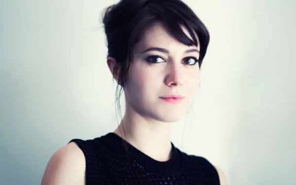 HD desktop wallpaper featuring American actress Mary Elizabeth Winstead with brunette hair and brown eyes against a light, neutral background.