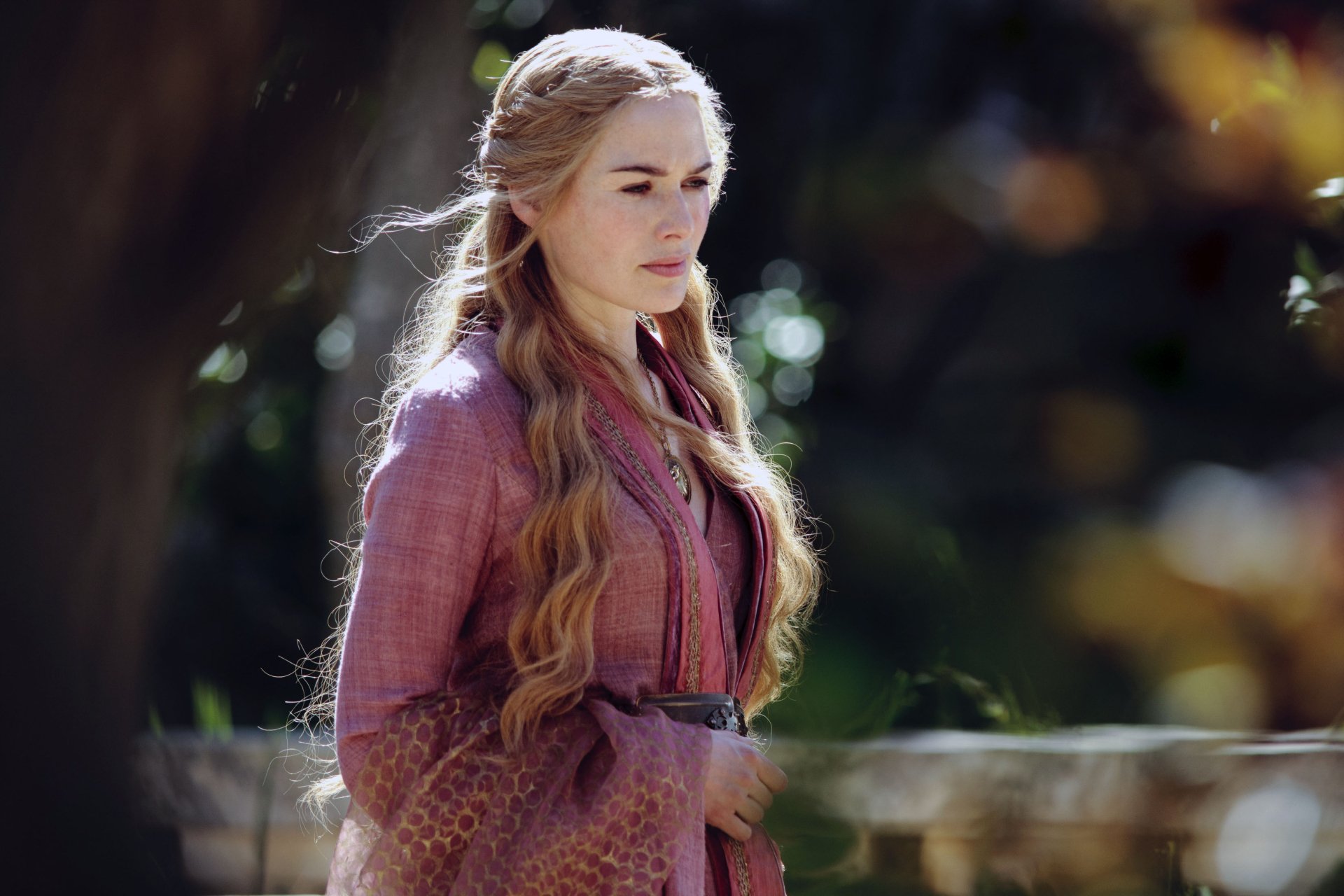 Regal Game of Thrones TV portrait: a queen in an ornate pink gown with long curled hair standing on a sunlit balcony — 2K Quad HD PC desktop wallpaper/background.