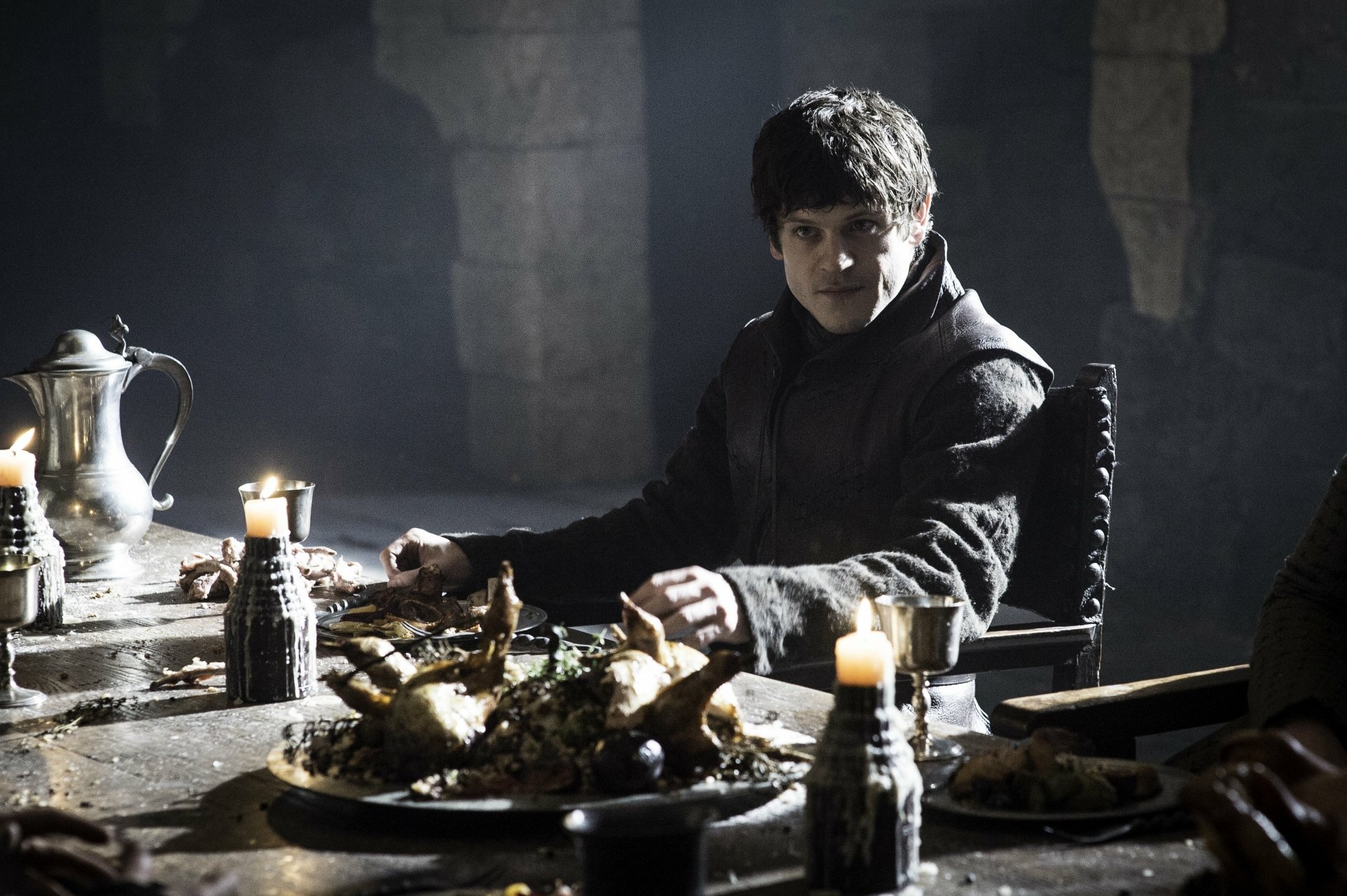 Ramsay Bolton (Game of Thrones) seated at a candlelit banquet, dark cloak and menacing stare — 4K Ultra HD PC desktop wallpaper/background.