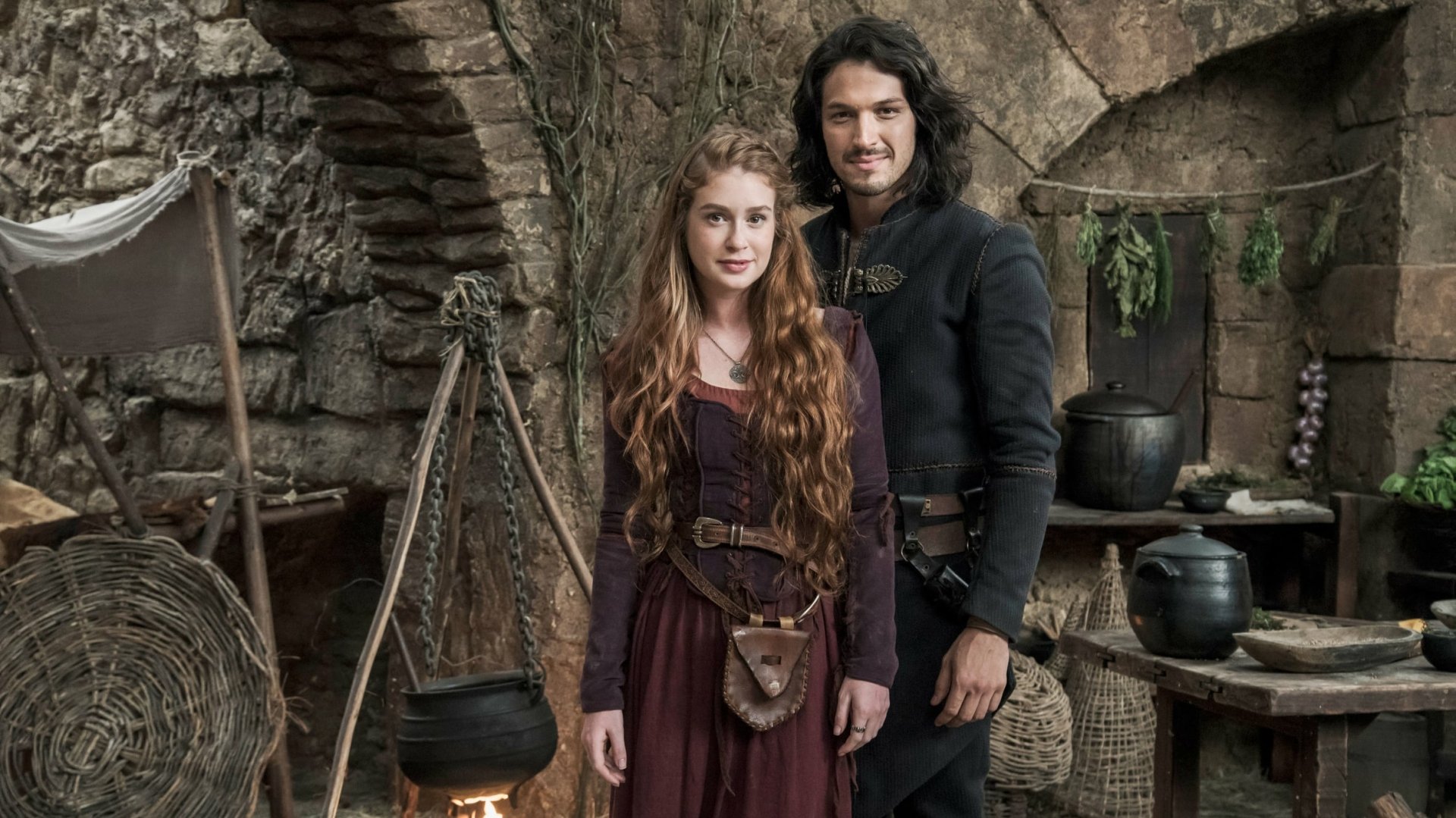 HD desktop wallpaper from Deus Salve o Rei featuring two characters in a medieval setting.