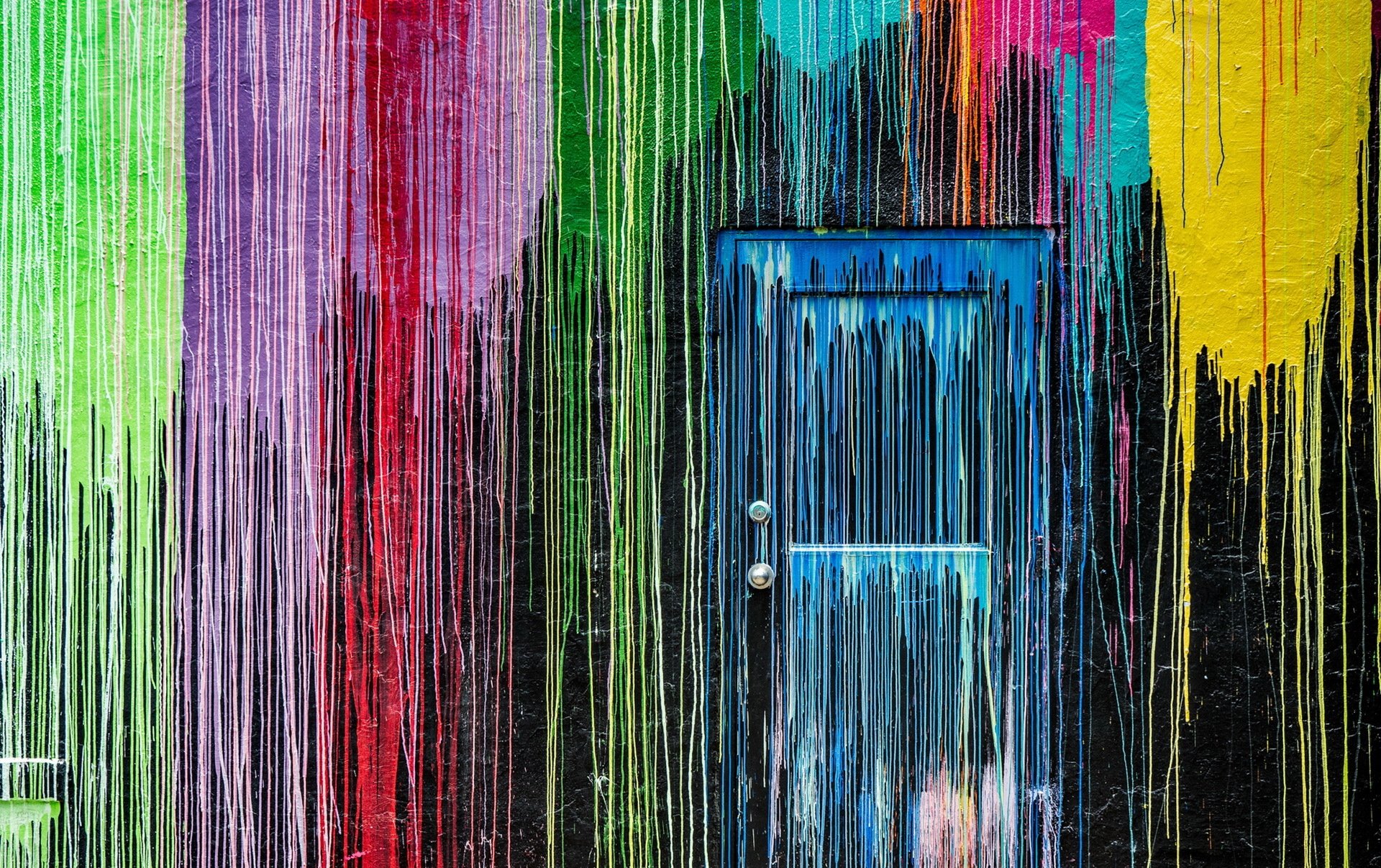 Цветной дождь. Потеки краски. Разноцветные потеки краски. Подтеки краски на стене. Краска для стен.
